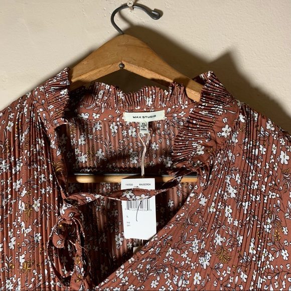 Brown ribbed light weight blouse with white floral mauscrda open low v front NWT - Picture 7 of 8